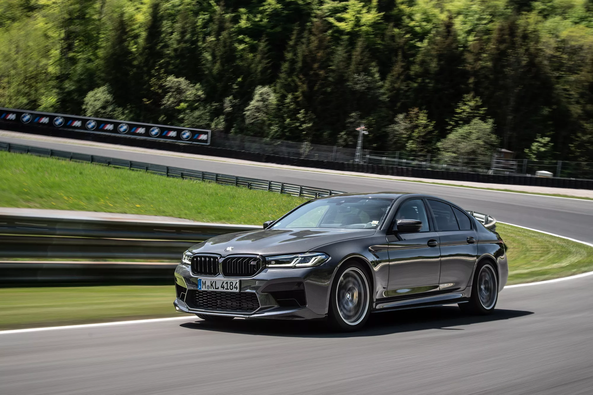 BMW M5 terbaru pakai transmisi otomotis biasa. 