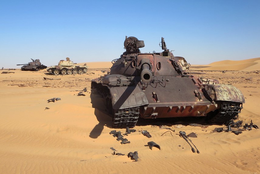 Tank T 55 dihancurkan oleh senjata yang dibawa Land Cruiser