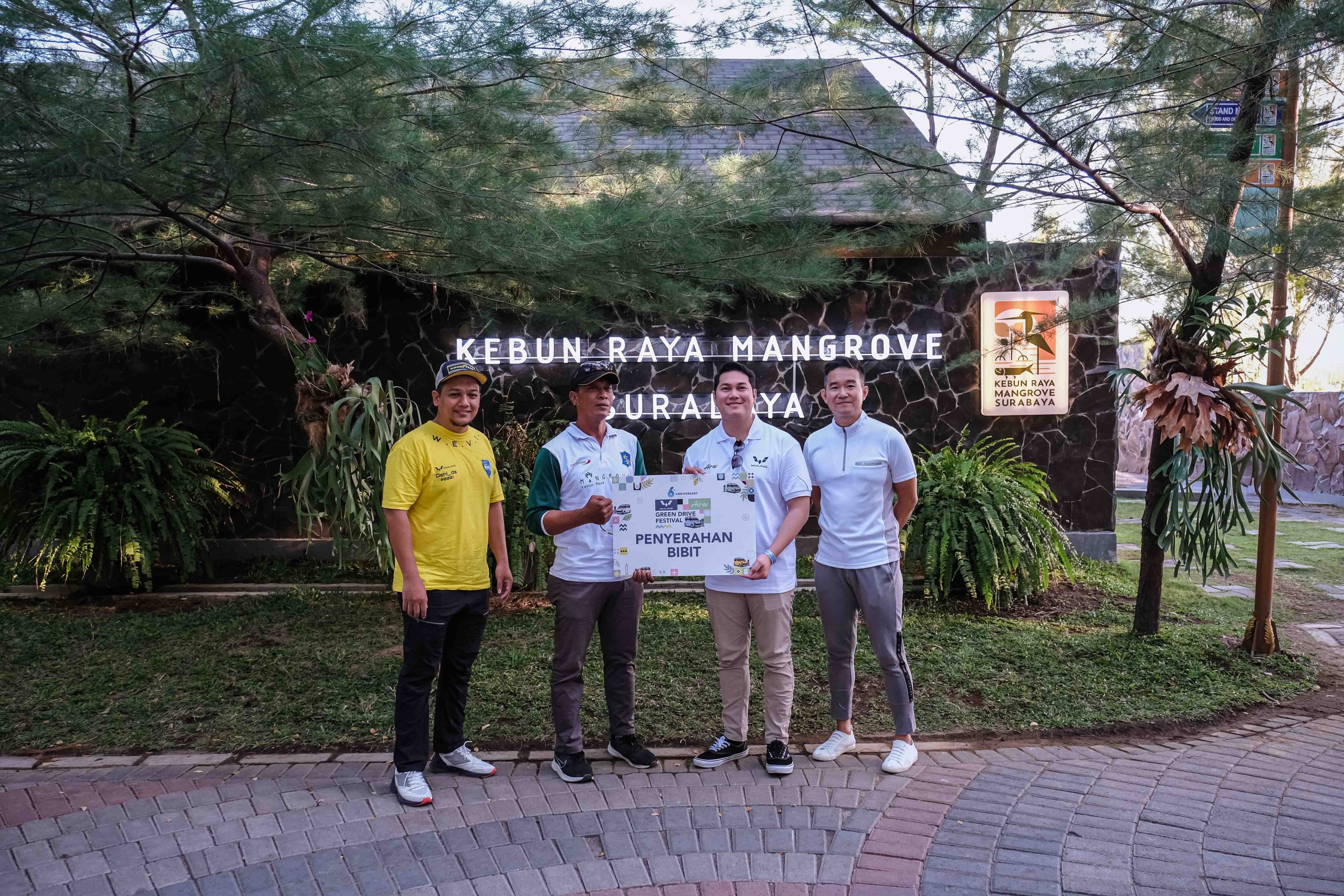Prosesi penyerahan bibit bakau dilakukan oleh perwakilan Wuling serta WEVI di Mangrove Wonorejo Ecotourism scaled