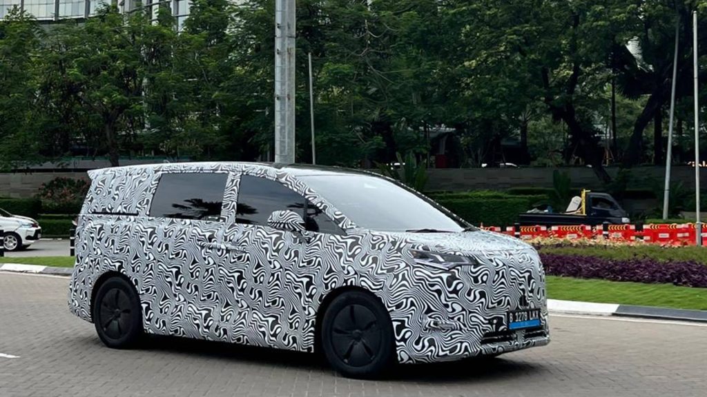 BYD Denza D9 spyshot