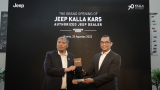 Penyerahan-Trophy-Jeep-Authorized-Dealer-dari-DAS-Indonesia-Motor-kepada-Jeep-Kalla-Kars
