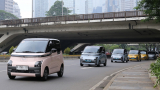 Acara-serah-terima-unit-Air-ev-kepada-100-pelanggan-pertama-dimulai-dengan-konvoi-dari-Parkir-Selatan-Senayan-menuju-Senayan-Park-yang-dibagi-ke-dalam-beberapa-gelombang