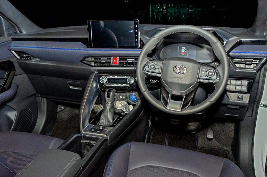 Interior Yaris Cross 2023 cukup ergonomis dan lengkap. 