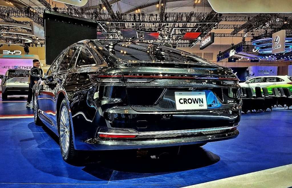 Motomobi News | Toyota Crown HEV Dipamerkan di GJAW 2024 - Motomobi News