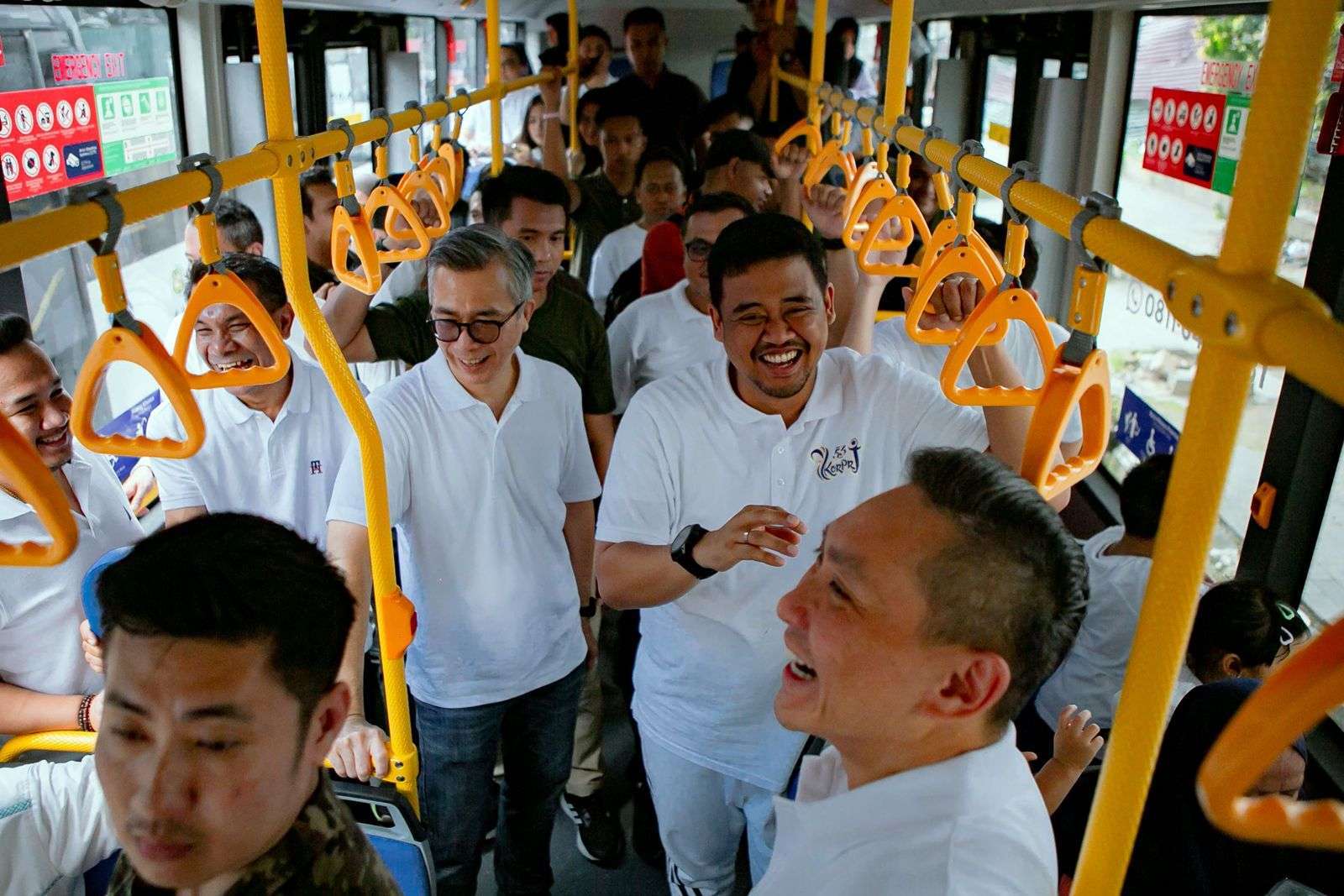 Jajaran pemerintahan kota Medan mencoba bus listrik. 