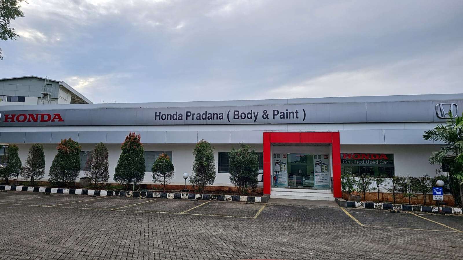 dealer mobil bekas honda di Tangerang ada fasilitas body repair. 