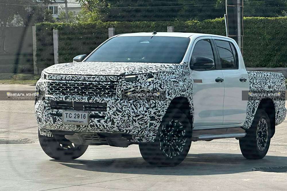 Hilux 2025 spyshot by headlightmag