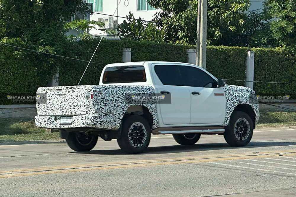 Hilux baru, spyshot headlightmag