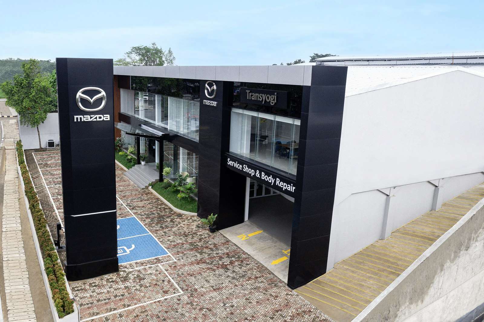 Mazda Transyogi di Cibubur dengan luas bagnungan 4.400 meter persegi