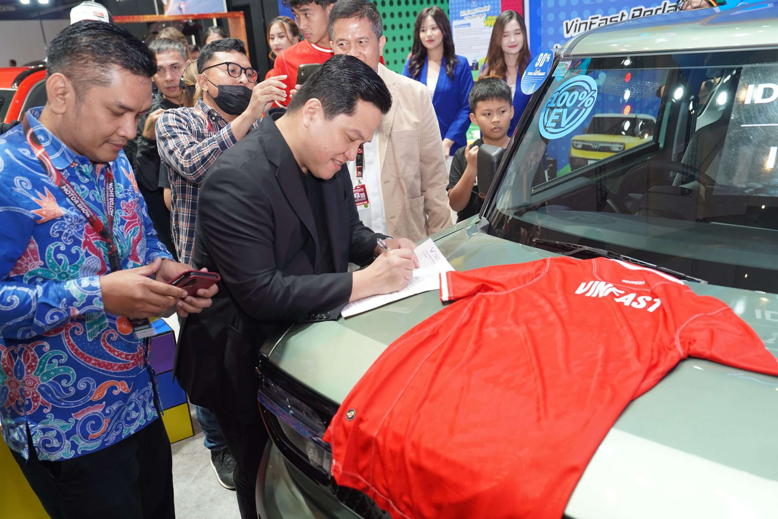 Erick Thohir menyaksikan penandatangan kerjasama Vinfast dan GSI