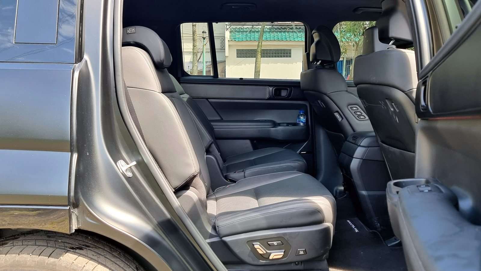 Kursi belakang Hyundai Santa Fe hybrid
