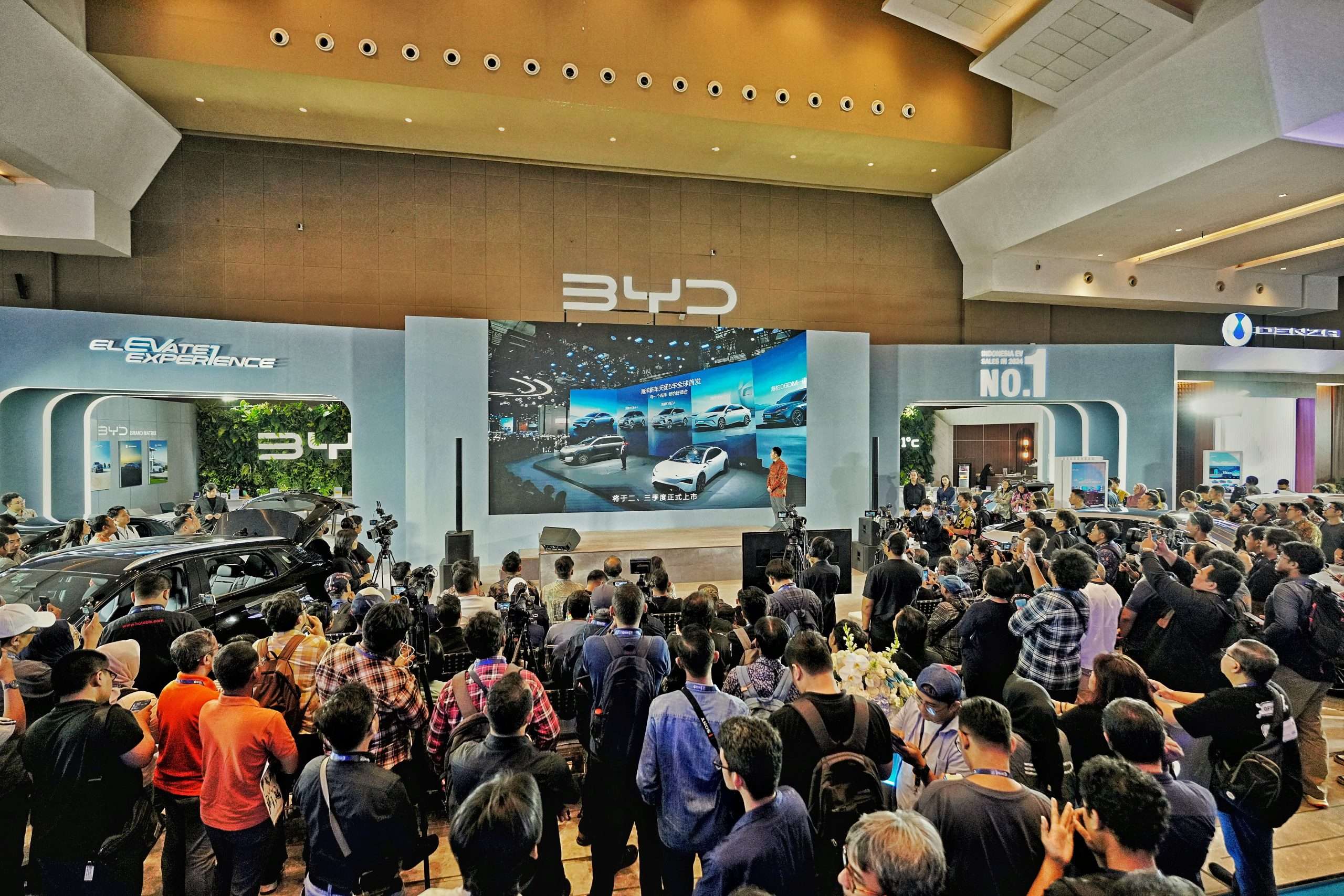 BYD dan Denza hadir di PEVS 2025.