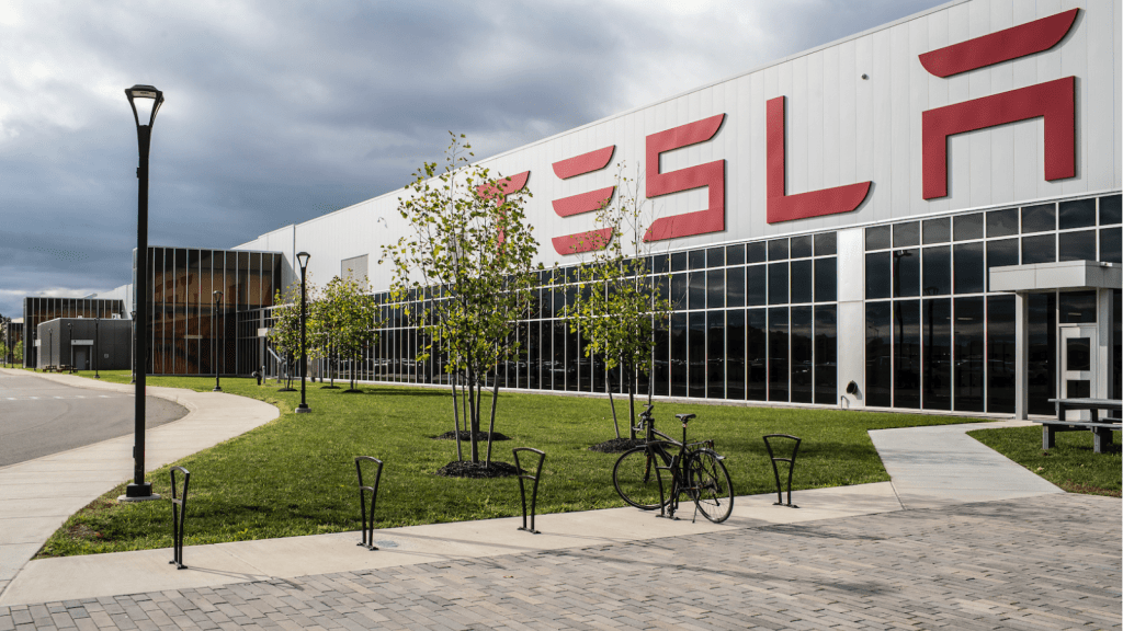 Laba Tesla anjlok 71 persen