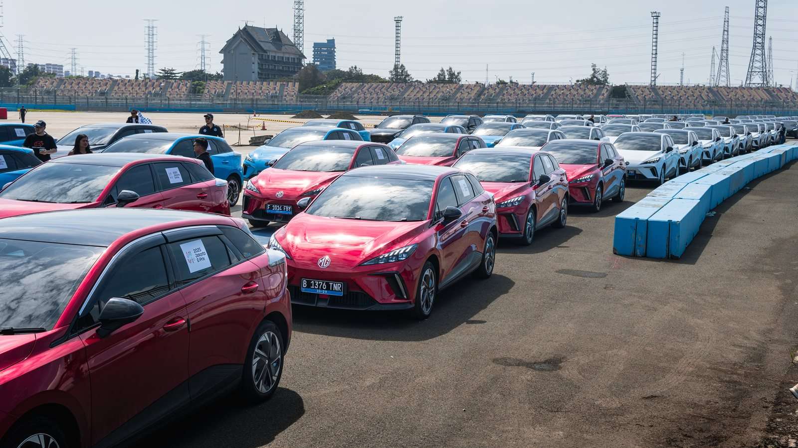 Komunitas mobil listrik MG berkumpul di sirkuit Formula E Ancol. 18 Mei 2025.