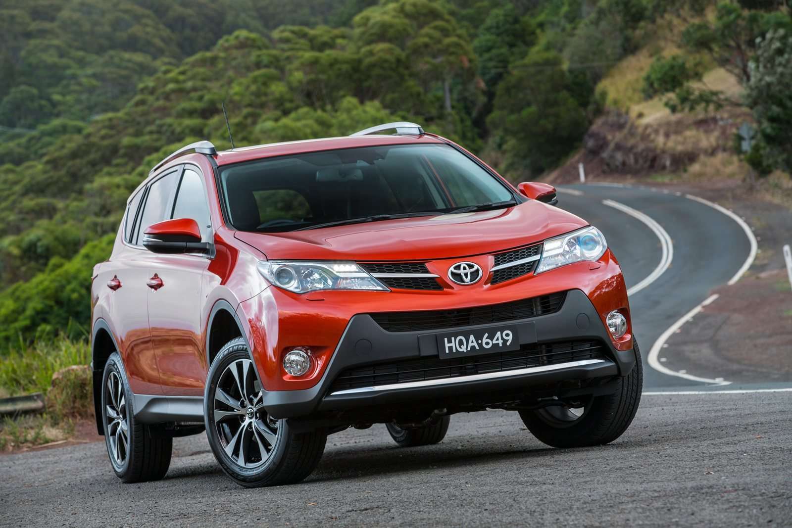 Toyota RAV4 pertama bermesin hybrid. 