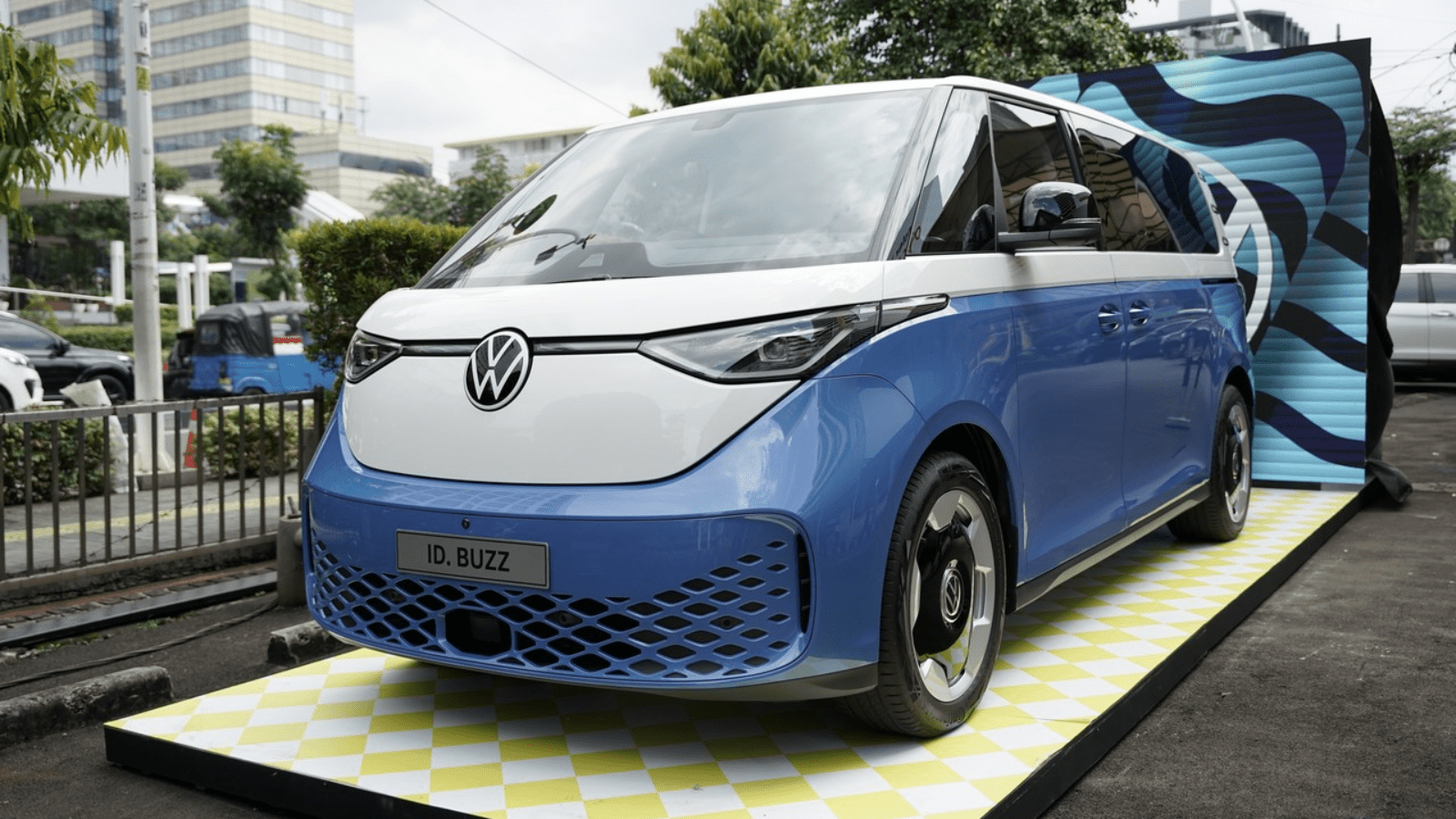 Hand over Volkswagen ID Buzz