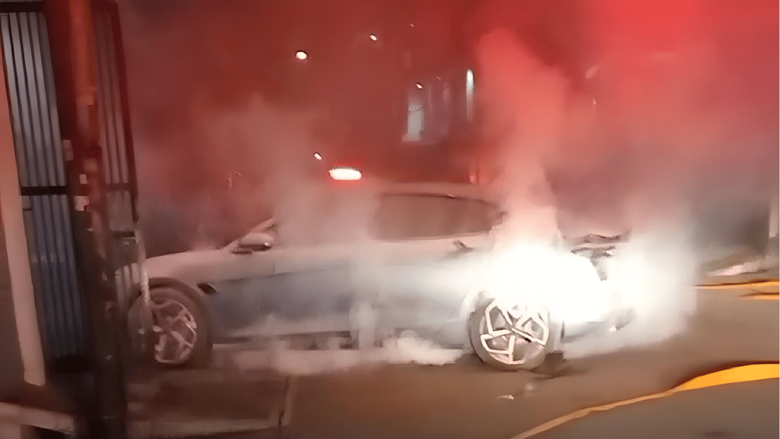 Cara padamkan kebakaran mobil listrik