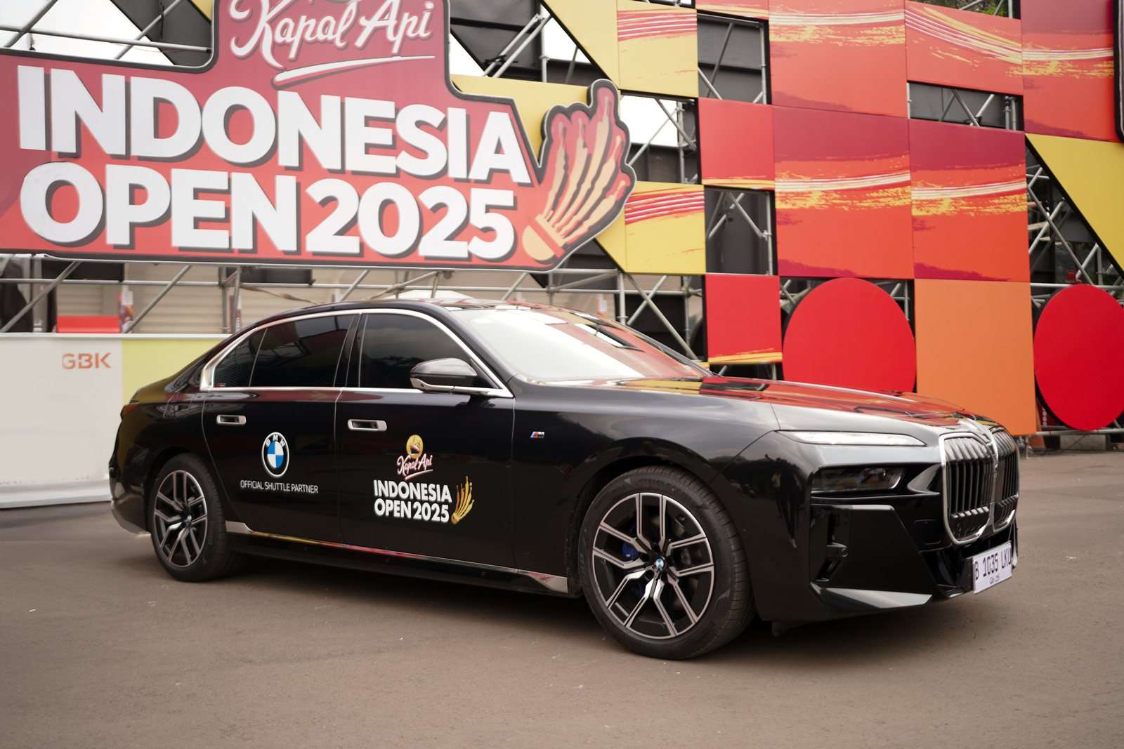 BMW dukung pertandingan bulutangkis Kapal Api Indonesia Open 2025.