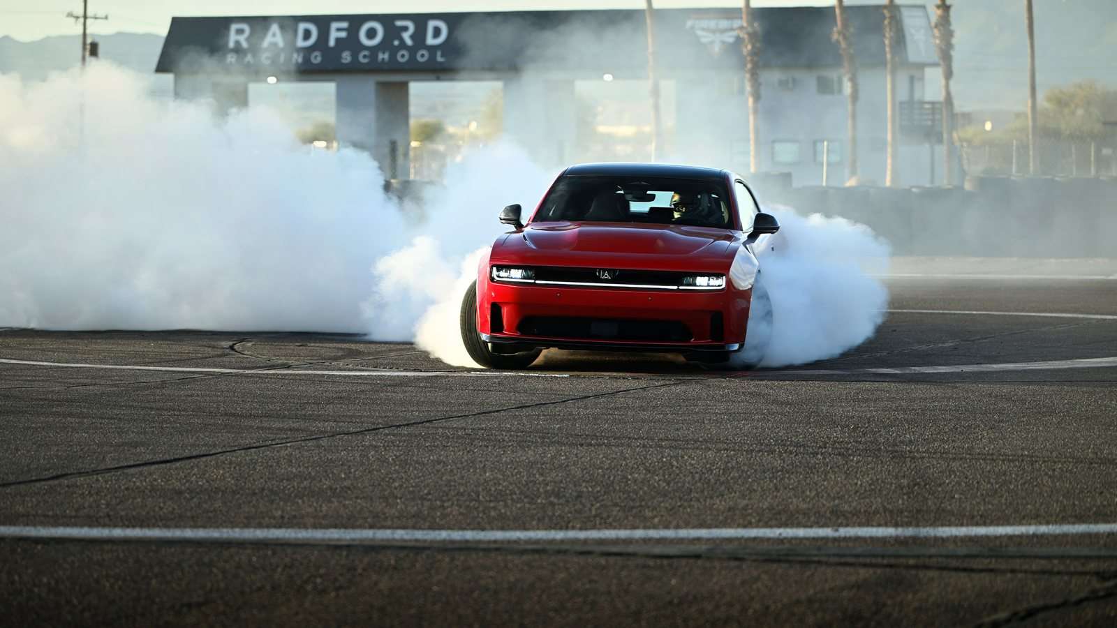 Dodge Charger EV tidak bersuara saat jalan pelan. Dianggap bahaya.
