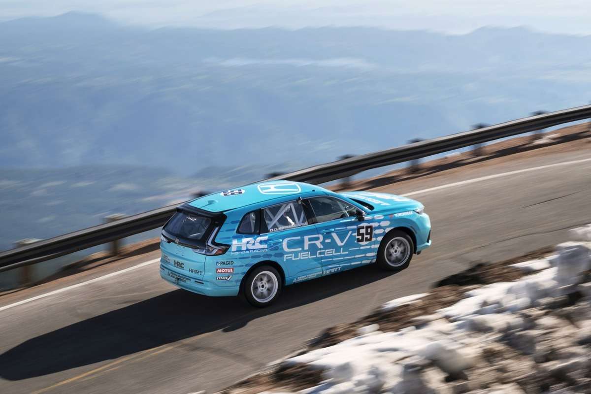 Honda CR-V e:FCEV untuk pertama kalinya ikut balapan mendaki gunung Pikes Peak. 