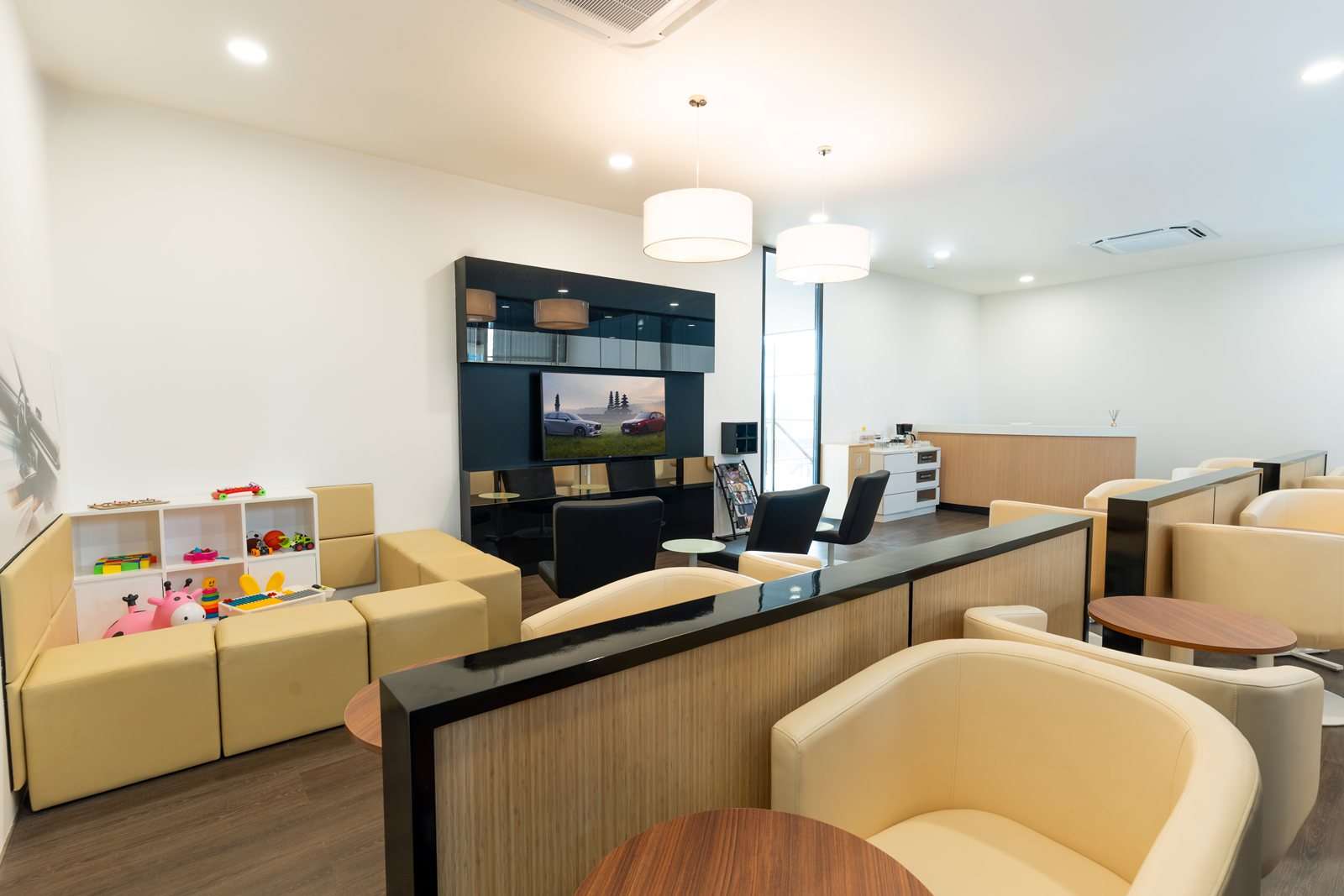 Fasilitas di showroom Mazda Batam. 