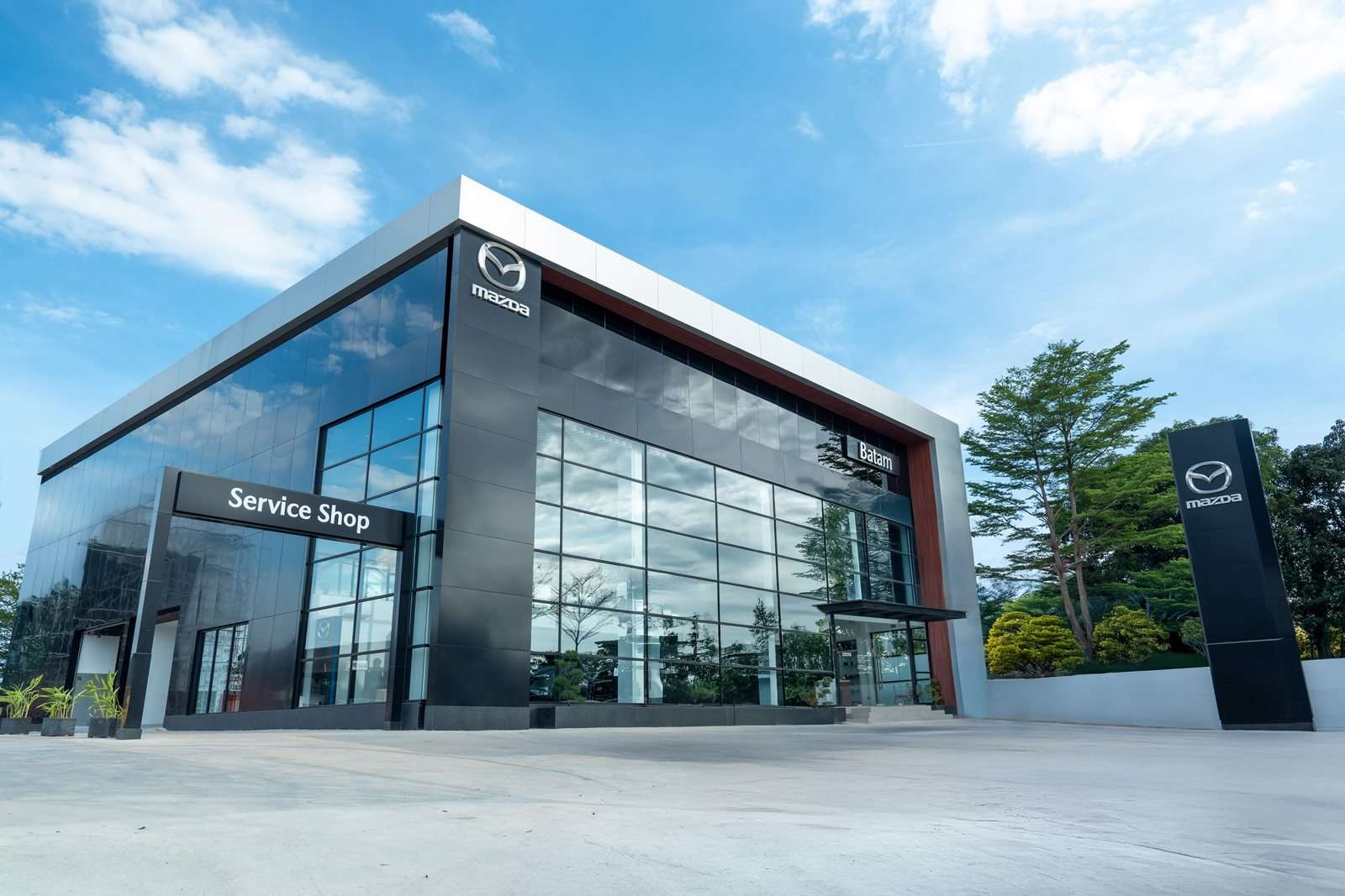 Mazda batam di lokasi baru dengan desain modern.