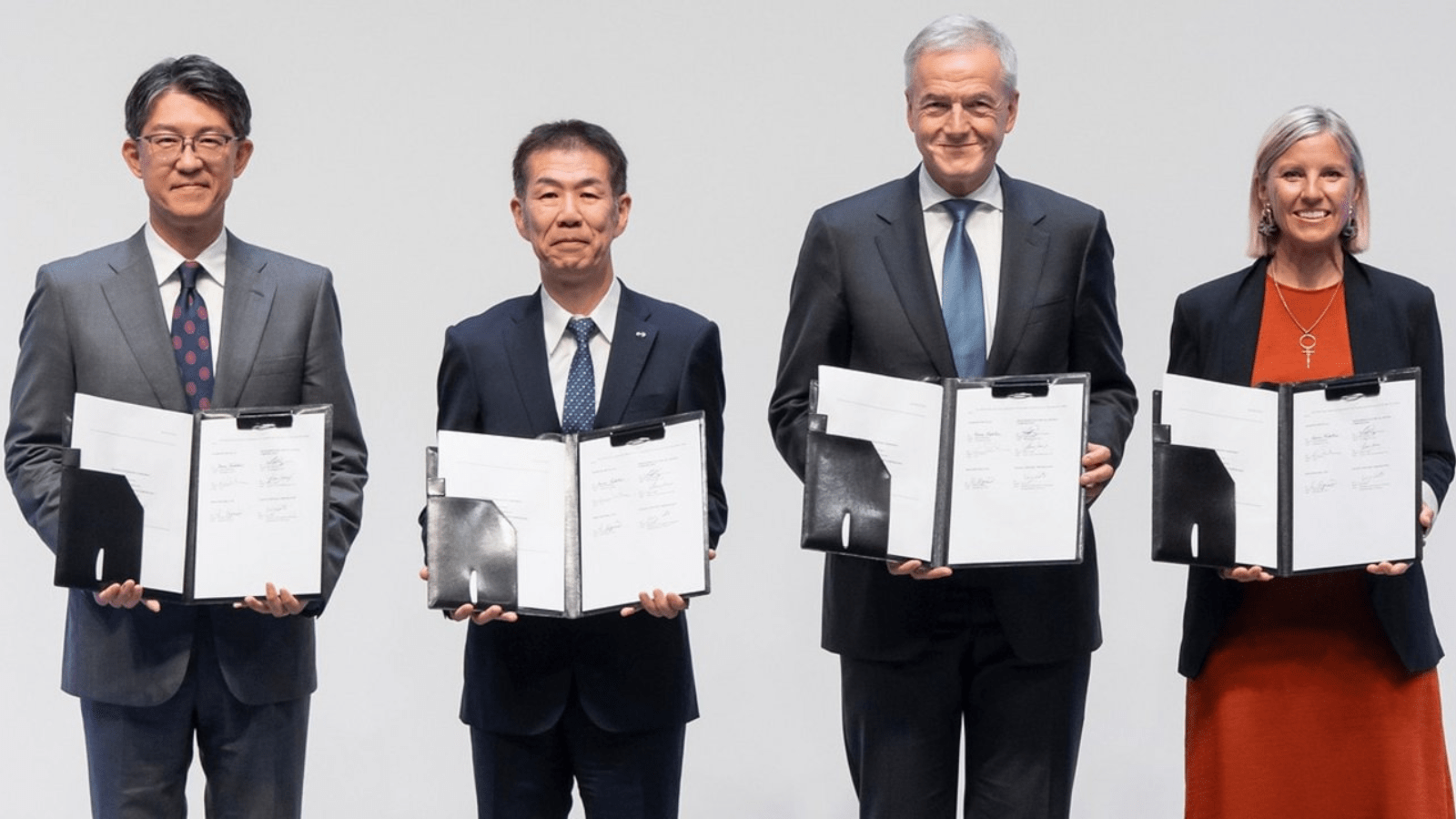 Mitsubishi Fuso dan Hino resmi merger