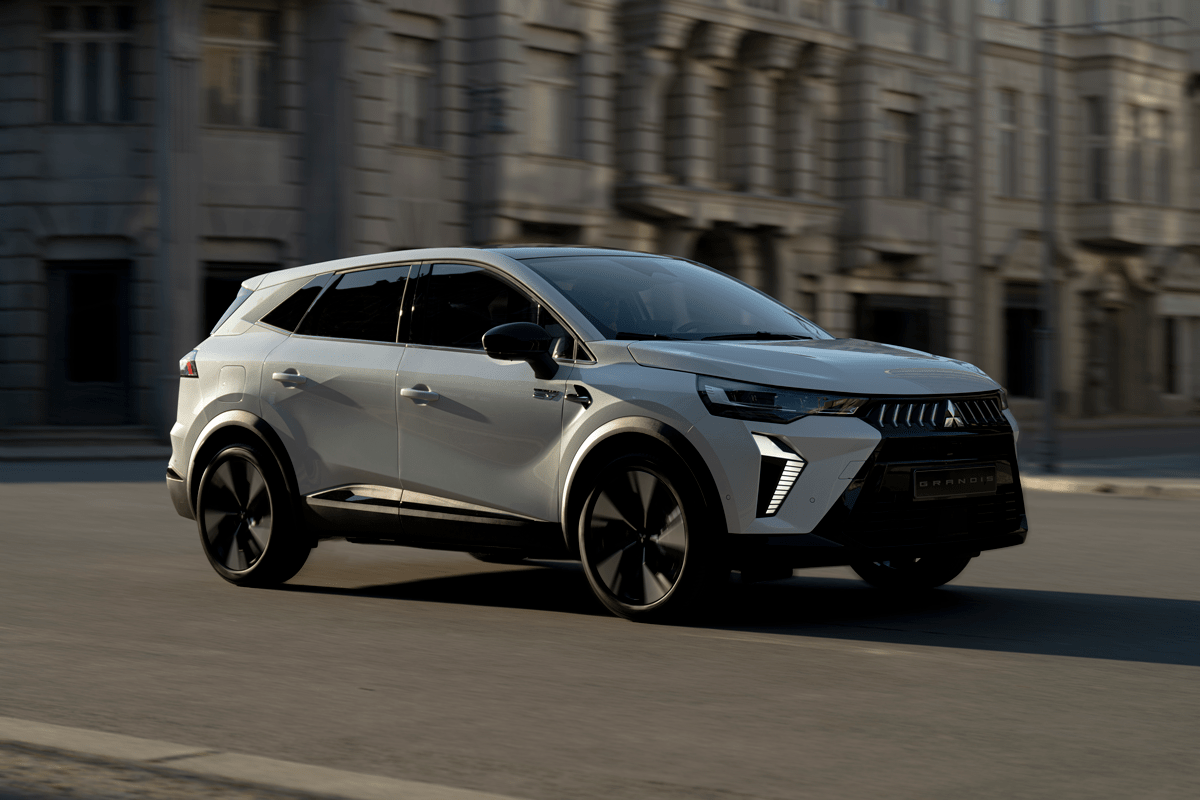 Mitsubishi Grandis menggunakan platform CMF-B buatan aliansi Renault Nissan Mitsubishi. 