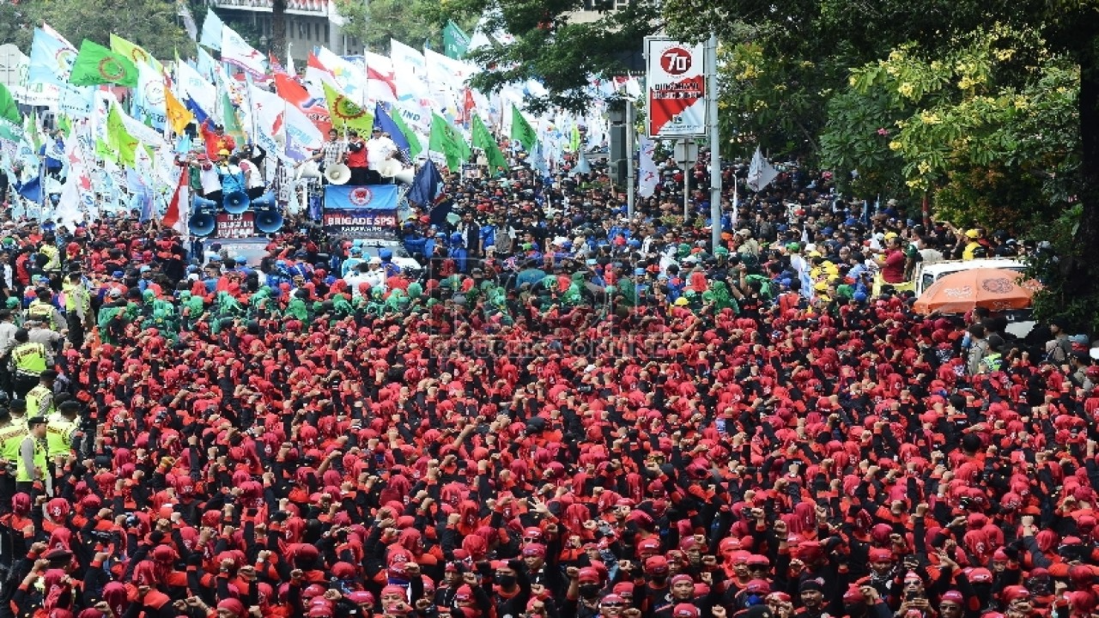 pengalihan arus lalu lintas saat demo di DPR