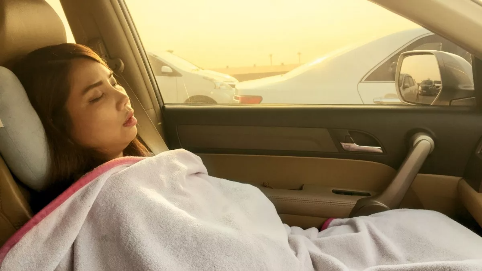 tidur di dalam mobil sambil menyalakan AC