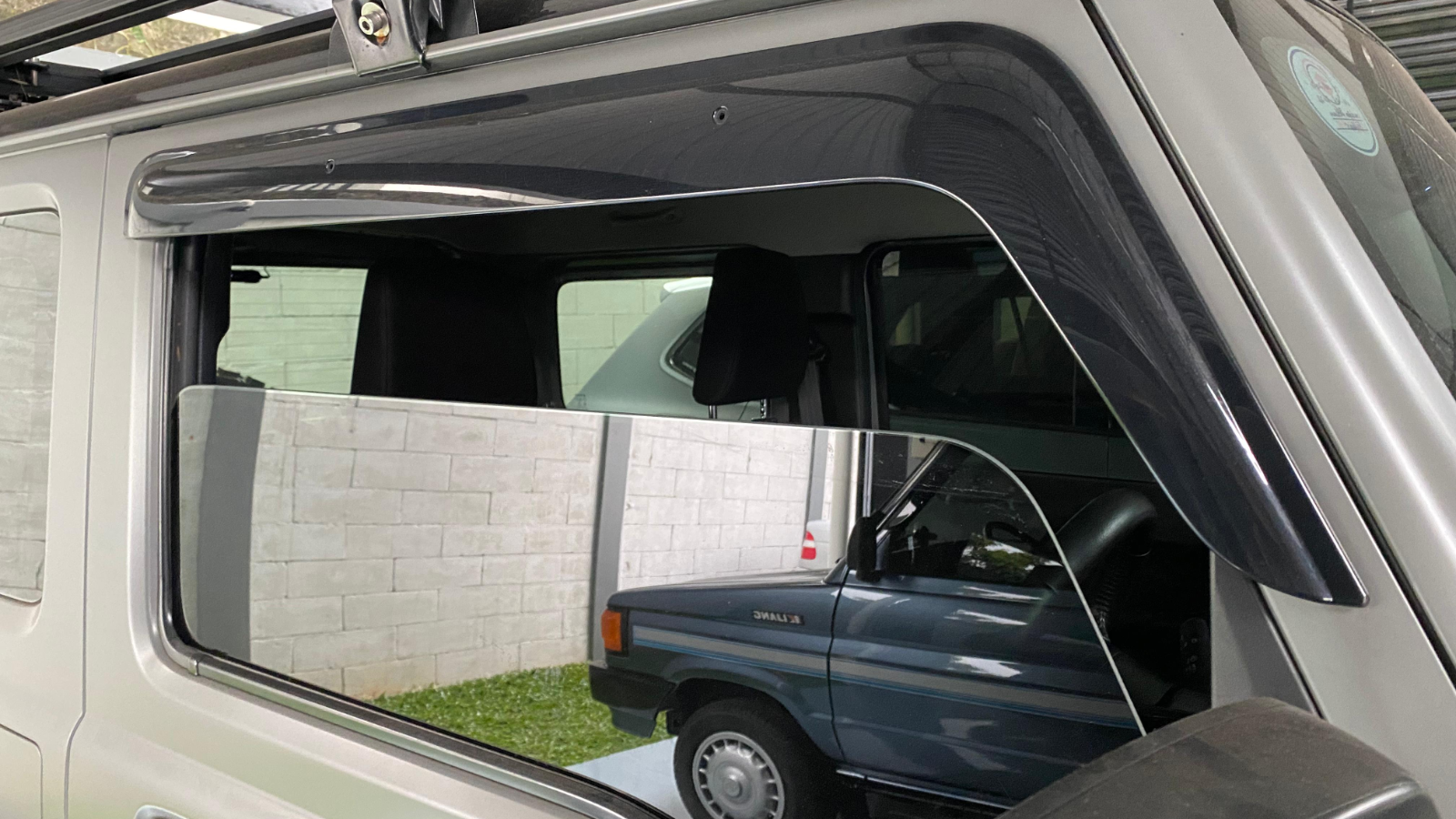 tidur di dalam mobil sambil menyalakan AC