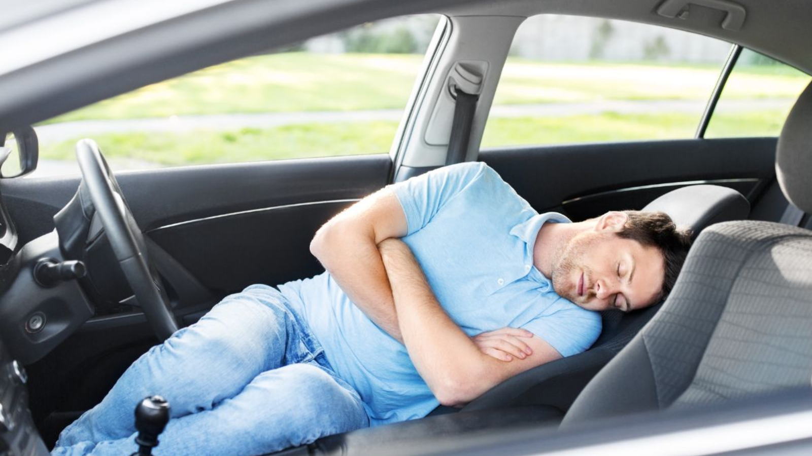 tidur di dalam mobil sambil menyalakan AC
