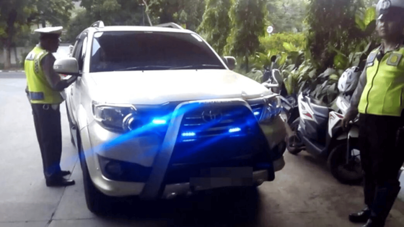 Kendaraan pelanggar rotator dan sirine