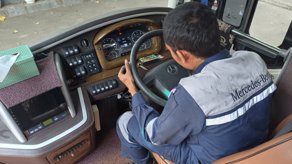 Mercedes-Benz Bus Year-End Rescue di Sumatra