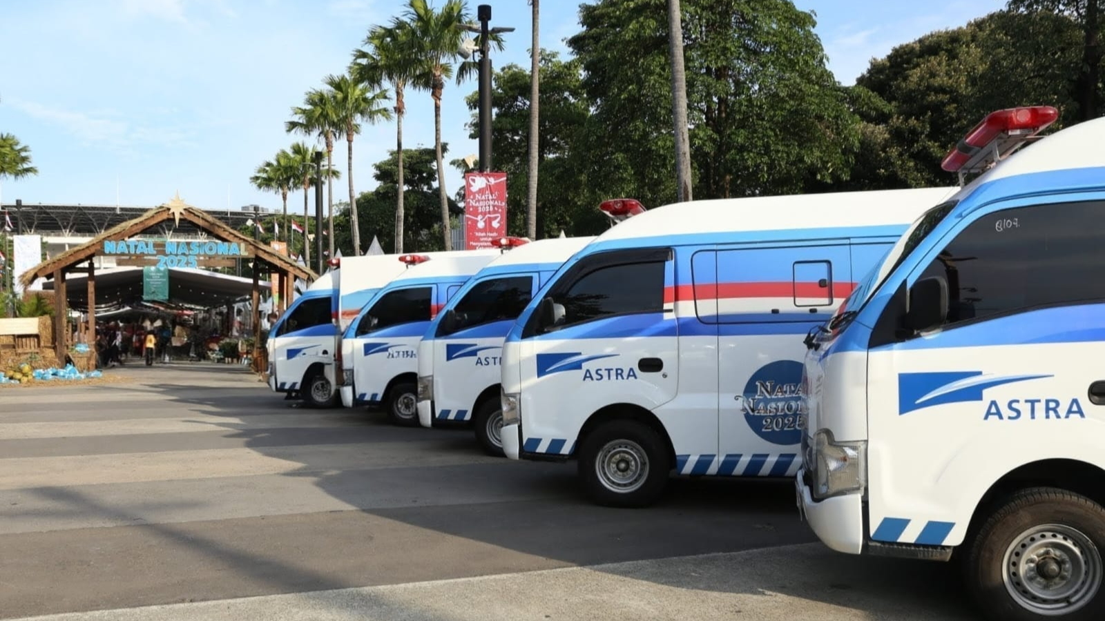 Astra serahkan 35 unit mobil Ambulans
