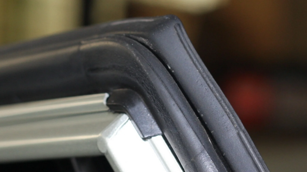 ciri karet pintu mobil harus diganti