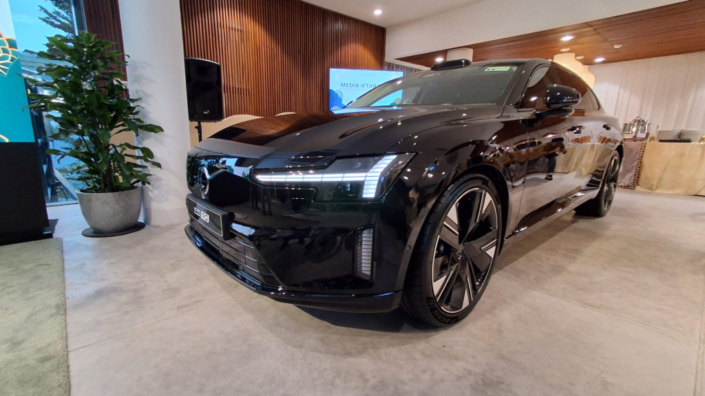 harga sedan listrik volvo es90