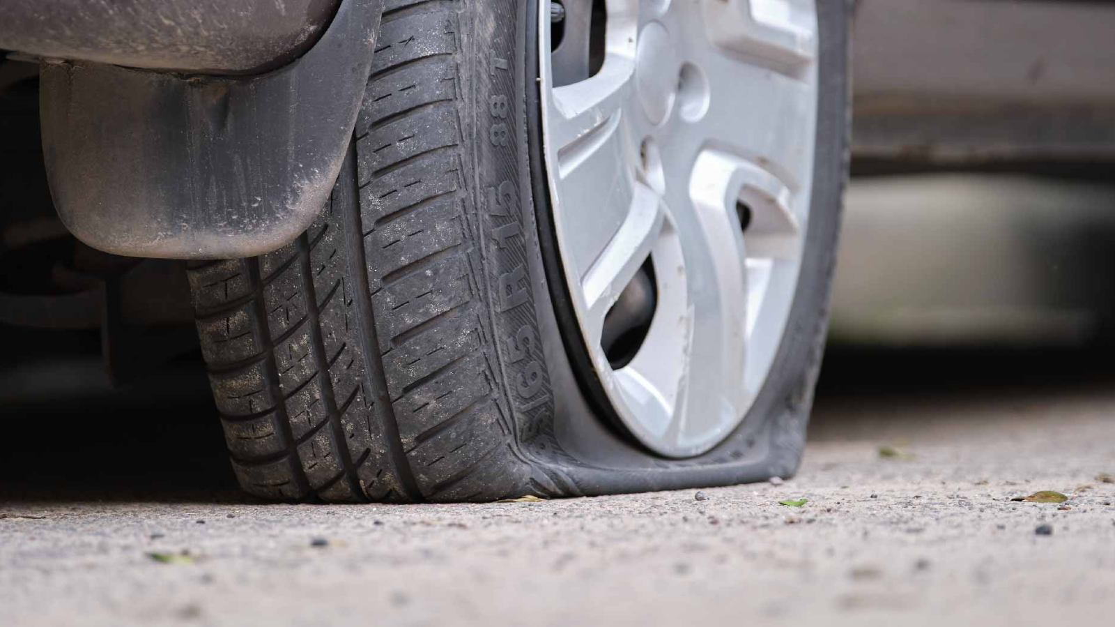 Penyebab belasan mobil alami ban pecah di Tol Jagorawi