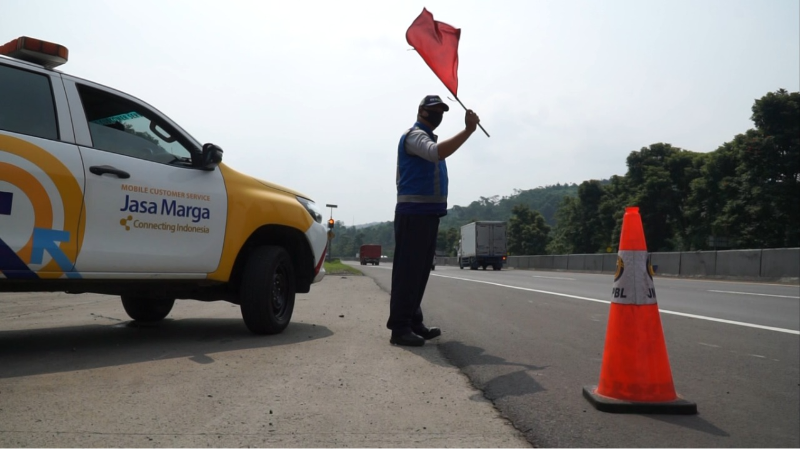 Penyebab belasan mobil alami ban pecah di Tol Jagorawi