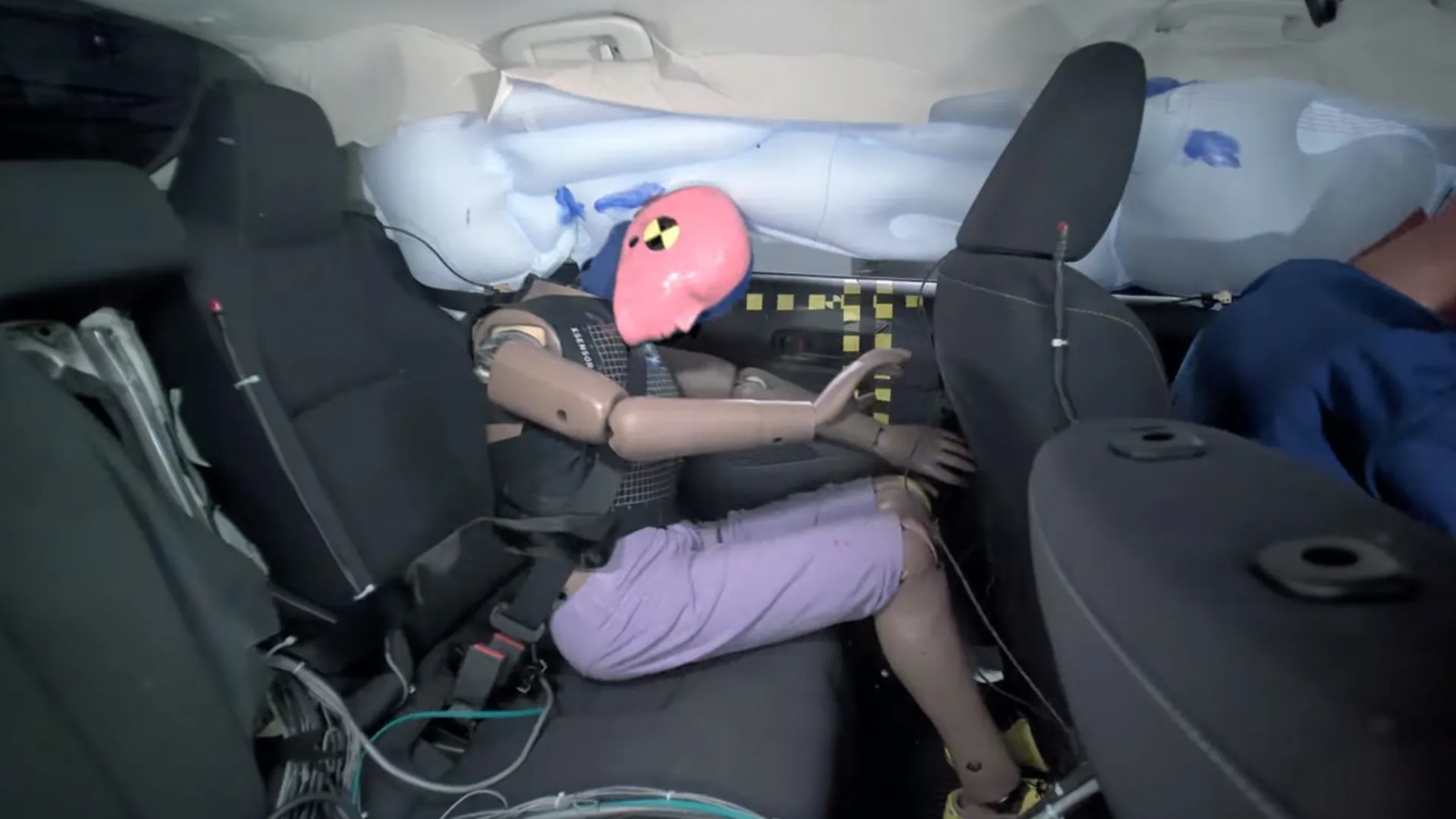 alasan penumpang belakang wajib pakai seatbelt
