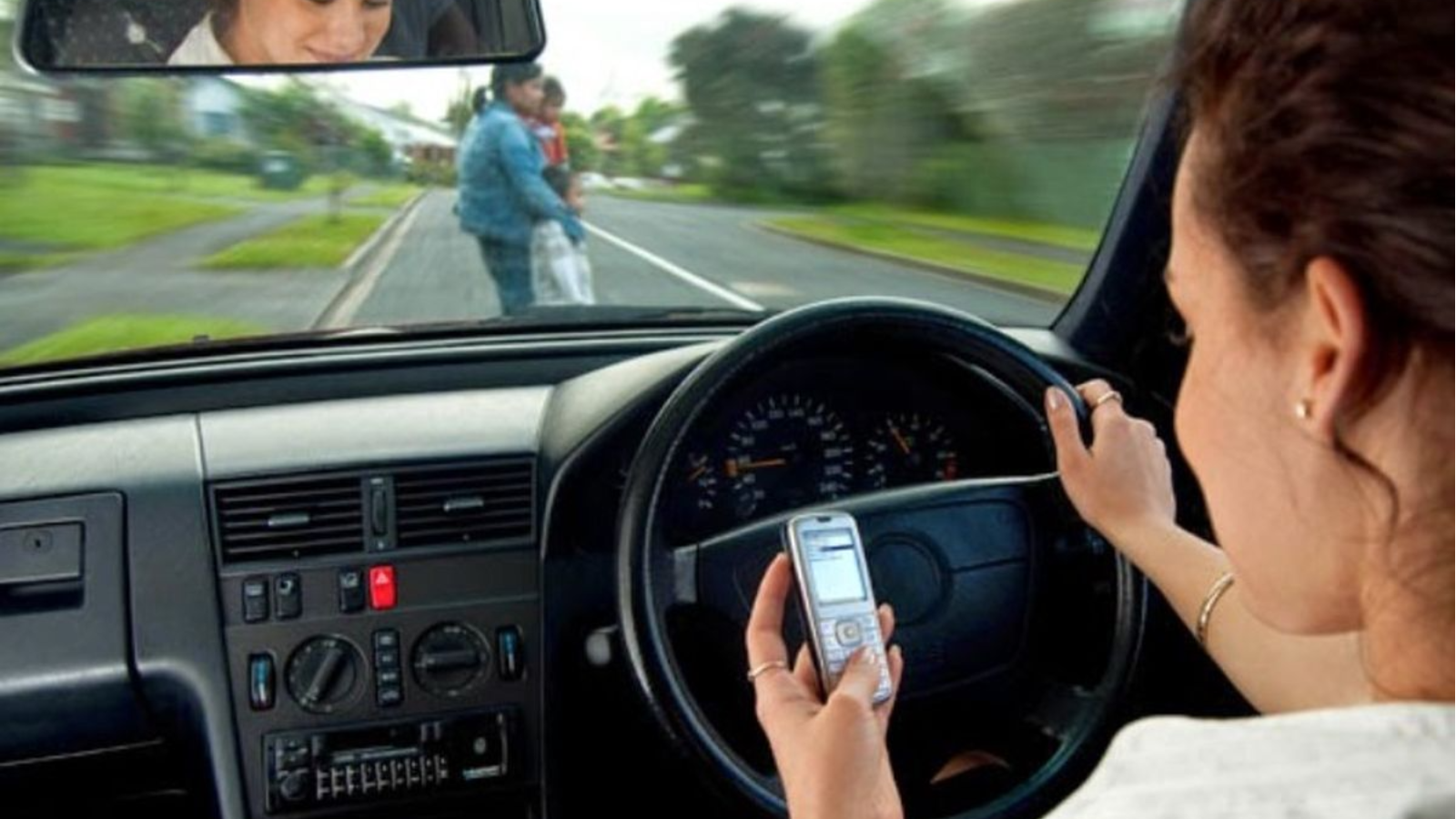Resiko nyetir mobil sambil main HP