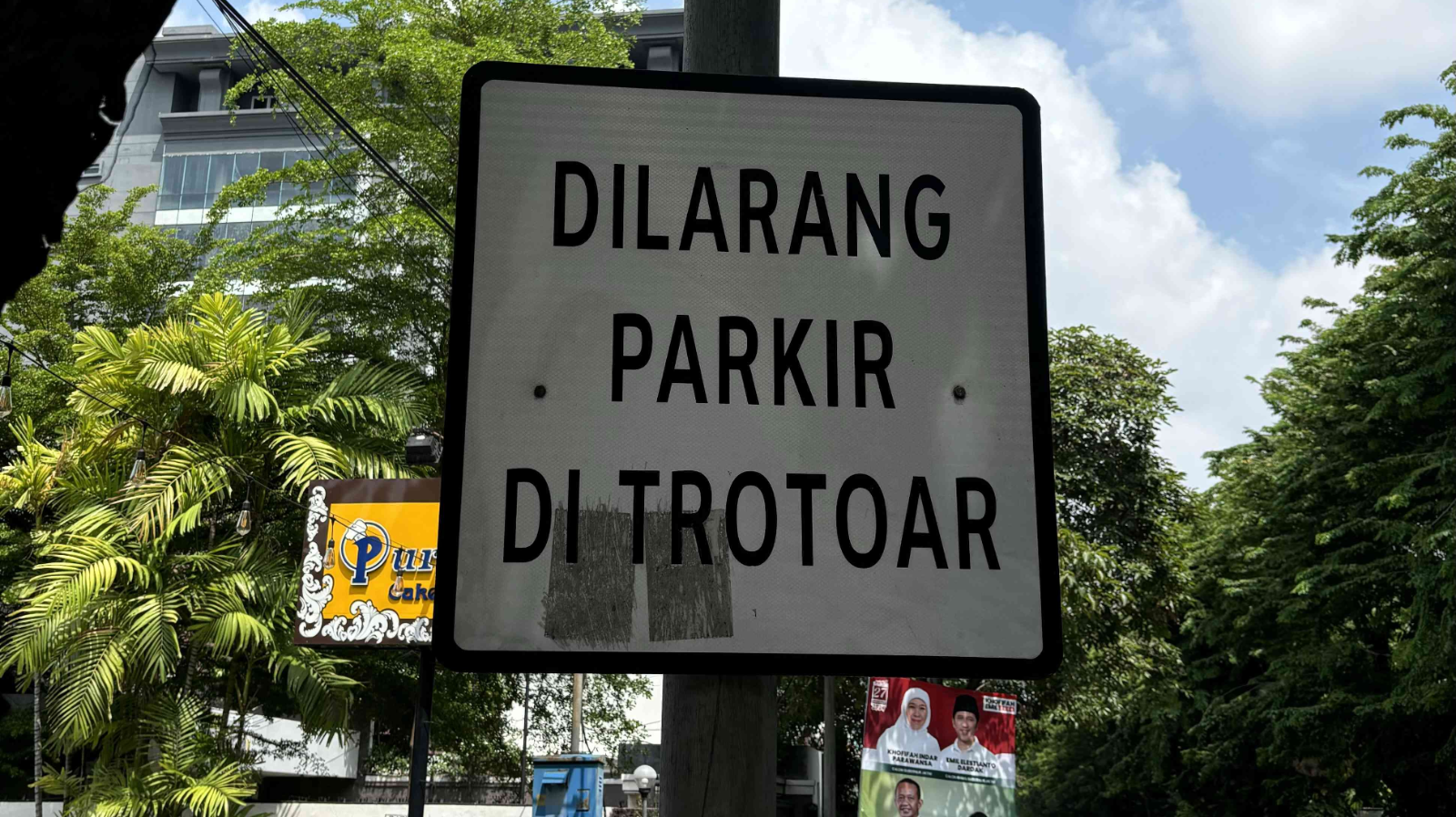 sanksi parkir di trotoar