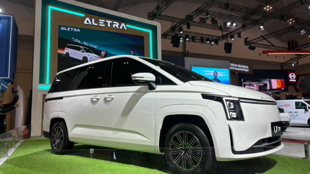 mobil listrik aletra l7