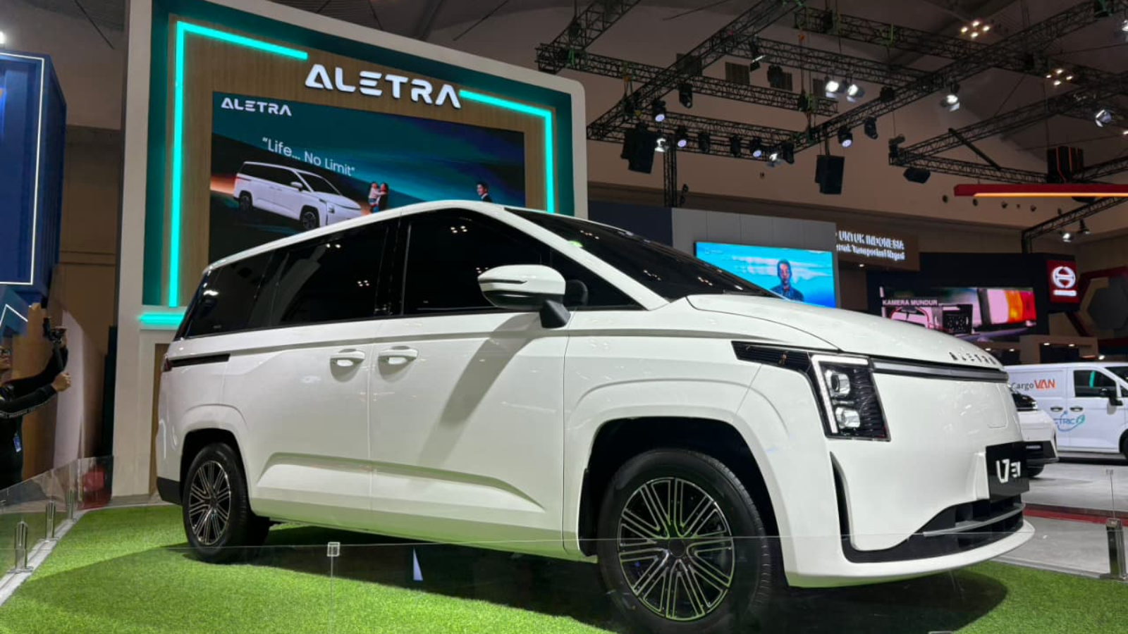 mobil listrik aletra l7