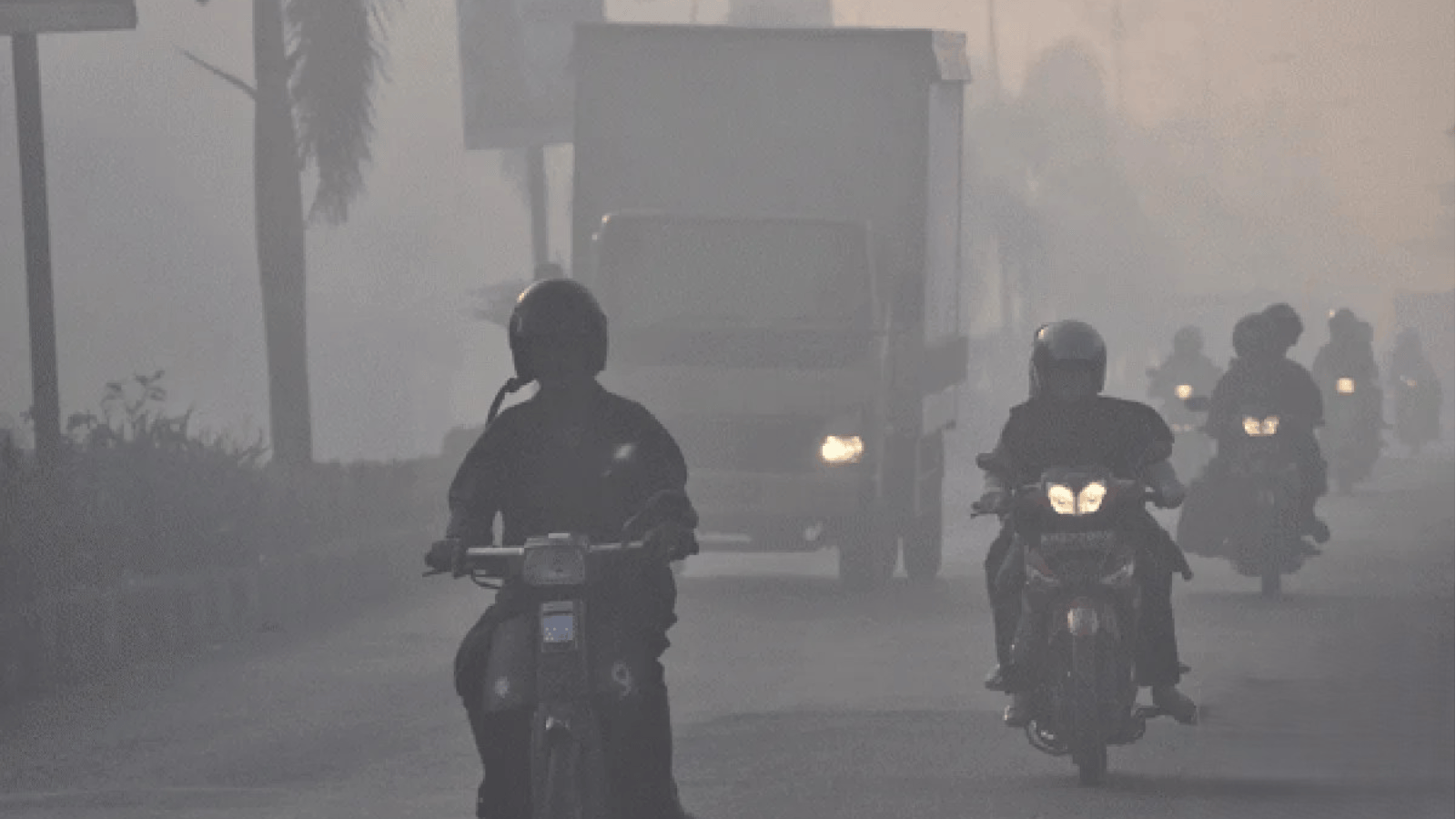 Tips berkenda motor saat kabut asap