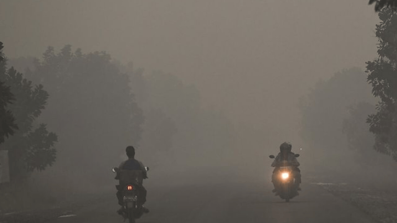 Tips berkenda motor saat kabut asap